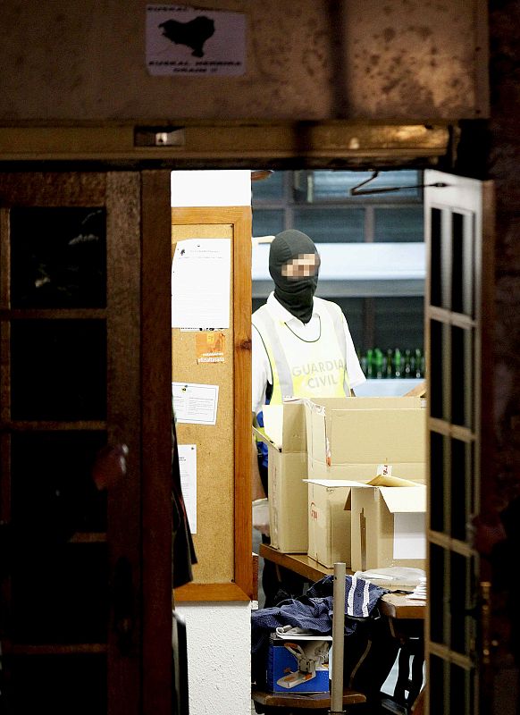 Un guardia civil, durante el registro efectuado en la herriko taberna Zulo Zahar