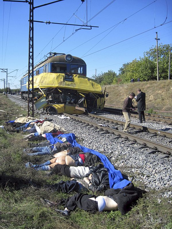 AL MENOS 38 MUERTOS EN LA COLISIÓN DE UNA LOCOMOTORA CON AUTOBÚS DE PASAJEROS