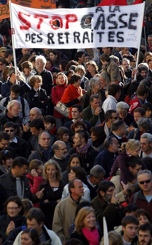 "Stop al robo de las pensiones", reza uno de los carteles de la marcha de Burdeos.