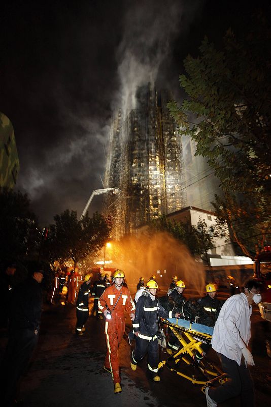 Los equipos de rescate sacan a una víctima del edificio