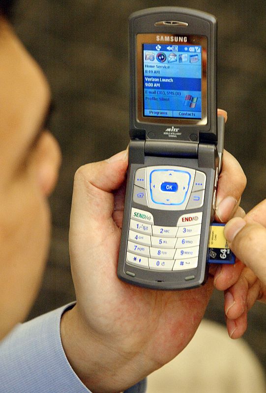 2003 - Windows se mete en el móvil. El sistema operativo Windows Mobile se estrena con un 'smartphone' de Samsung