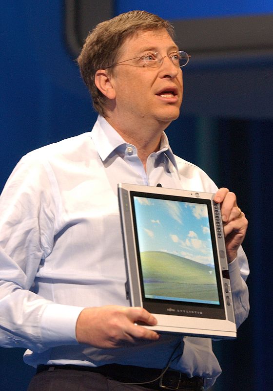 2002 - ¿Les suena? No, no es un iPad, es el Tablet PC de Microsoft lanzado en noviembre de 2002. Funcionaba con Windows XP y un lápiz digital