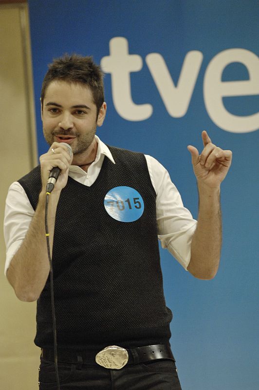 Otro de los candidatos interpreta un tema de la historia de Eurovisión