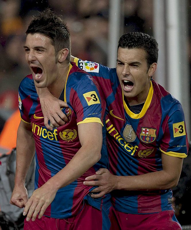 Los autores del segundo gol lo celebran juntos.