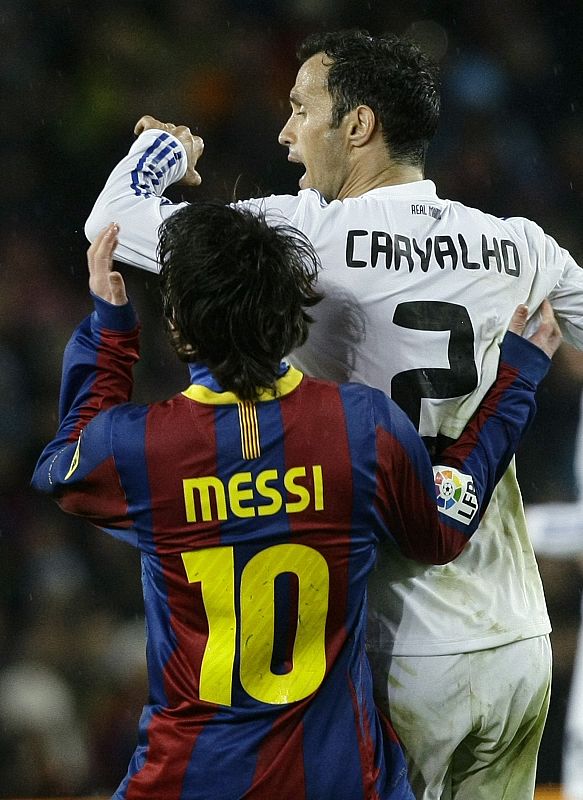 El Nou Camp pidió la roja para Carvalho pero Iturralde montró la amarilla a Messi.