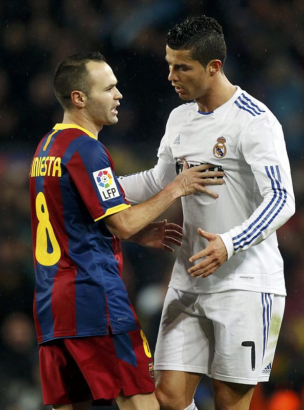 El jugador del Barcelona, Andrés Iniesta, habla con el jugador del Real Madrid, Cristiano Ronaldo, durante el último clásico donde los azulgrana ganaron 5-0 al Madrid.