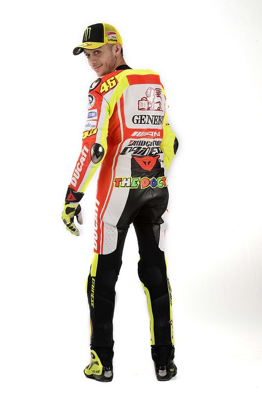 Rossi posa con su uniforme oficial con Ducati.
