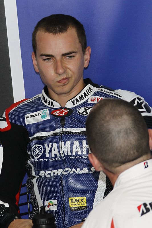 Jorge Lorenzo con gesto preocupado en el box de su equipo.