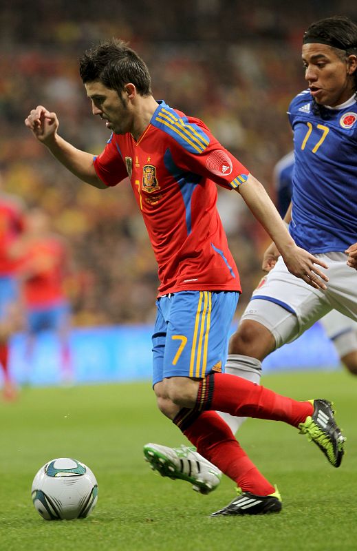 Villa, el '7' de España, fue uno de los centros de atención del partido, al llegar igualado en goles con la selección con un ídolo local, Raúl González.