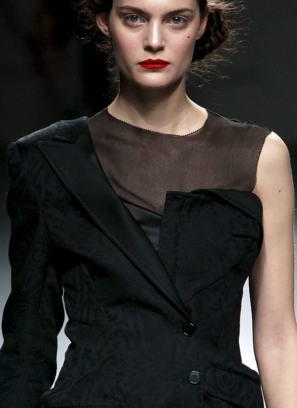 Los diseños eran muy desiguales, vestidos sueltos sin llegar a marcar la silueta femenina.esfilado las modelos con diseños bicromáticos, el morado y el negro han sido los únicos colores que Victorio y Lucchino han utilizado para la próxima temporada.