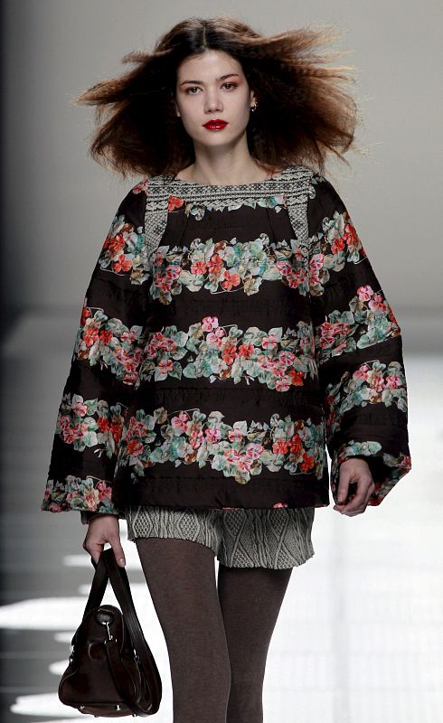 Mezcla de texturas que oscilan entre los colores pastel y tierra para una mujer moderna.