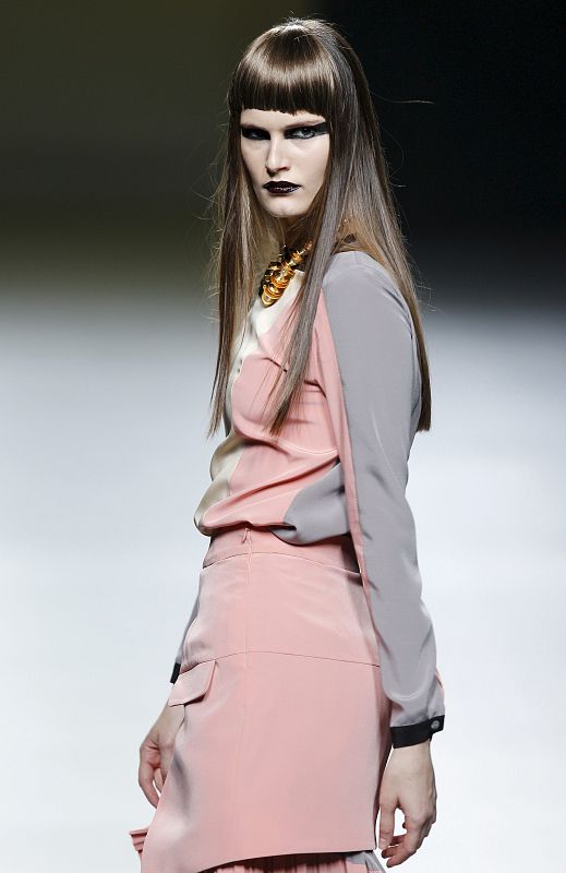 Una modelo muestra una propuesta de la colección otoño-invierno 2011-2012 de Ana Locking