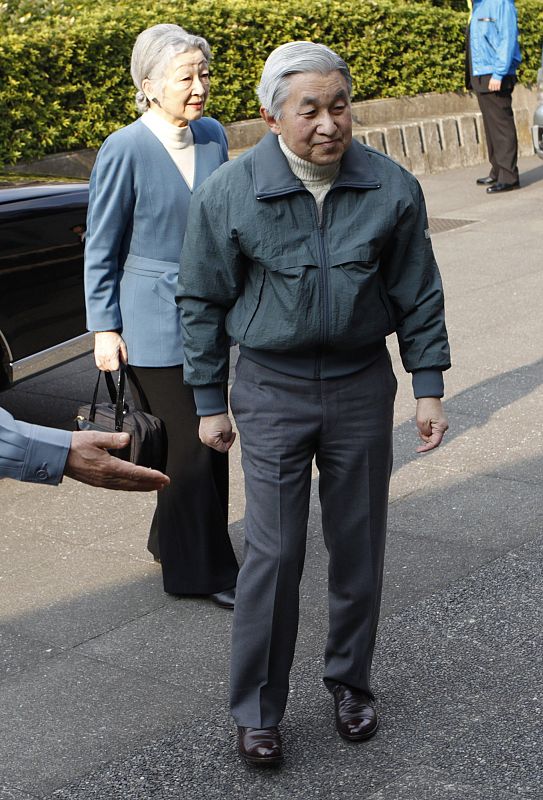 El emperador Akihito y la Emperatriz Michiko visitan a los evacuados del terremoto y del tsunami del 11 de marzo de 2011