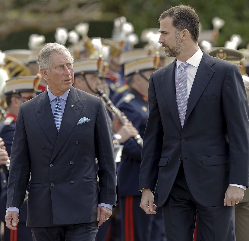 El príncipe de Gales (i) y Felipe hablan al inicio de la recepción en el Palacio de El Pardo