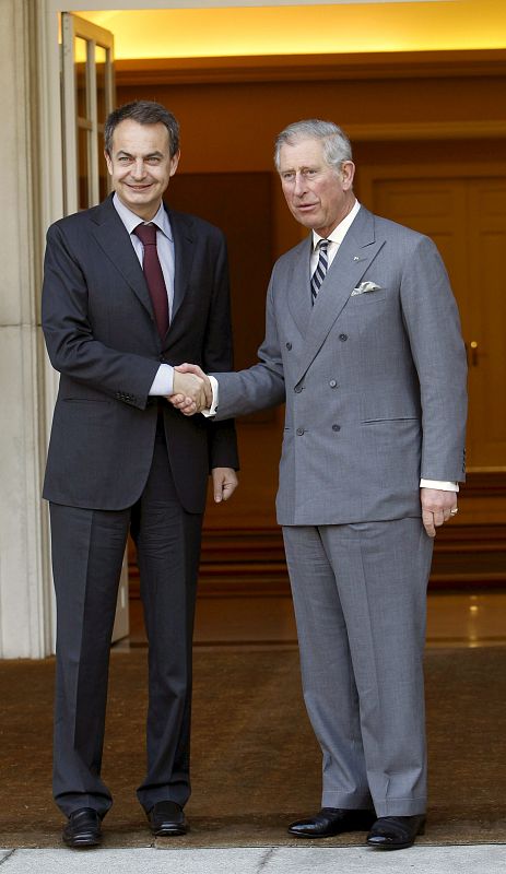 La segunda jornada de la visita del heredero de la Corona británica y su esposa, la duquesa de Cornualles, a España ha comenzado con una reunión del príncipe Carlos con el presidente del Gobierno, José Luis Rodríguez Zapatero, en el Palacio de la Mon