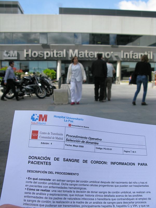 La mujer que da a luz y quiere donar la sangre del cordón umbilical firma un consentimiento informado