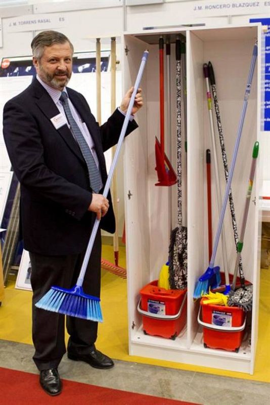 El inventor español Jose María Roncero Blázquez presenta su invento, el "Magnet", un sistema para mejorar el almacenamiento de útiles de limpieza