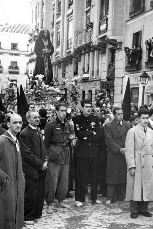 Paso del Cristo de Medinaceli en procesión (1940- 1957) Archicofradía Primaria de la Real e Ilustre Esclavitud de Nuestro Padre Jesús Nazareno de Medinaceli