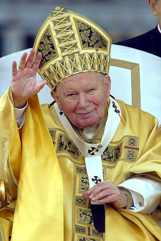 Juan Pablo II saluda a la gente congregada en la plaza de San Pedro el día de Navidad de 2002