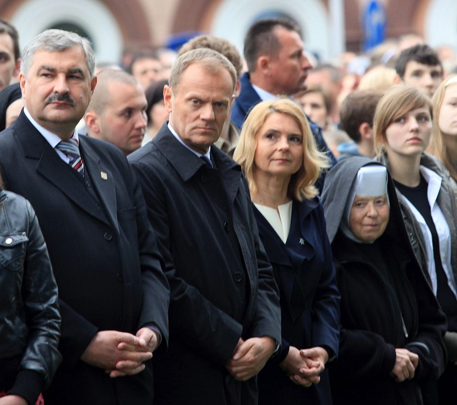 El primer ministro polaco Donald Tusk y su mujer, Malgorzata, rezan ante la basílica Santa María en Wadowice, Polonia. Los fieles polacos aguardan la beatificación del papa Juan Pablo II que nació en Wadowice en el año 1920 y fue bautizado en la basí