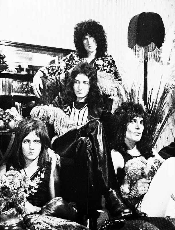 Los chicos de Queen posan en la habitación de un hotel