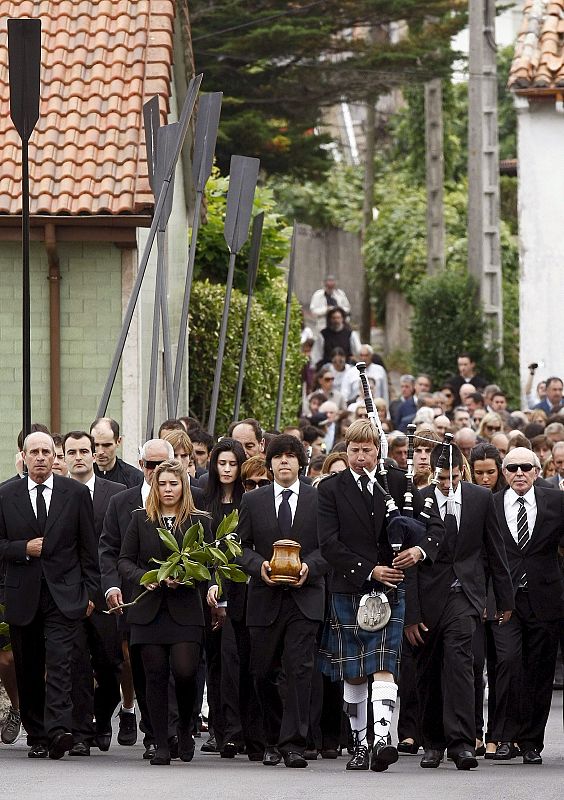 Los hijos de Severiano Ballesteros, Carmen, Javier, que porta las cenizas de su padre, y Miguel, junto a un gaitero escocés, pues en el Reino Unido conoció Severiano mucho de sus éxitos.