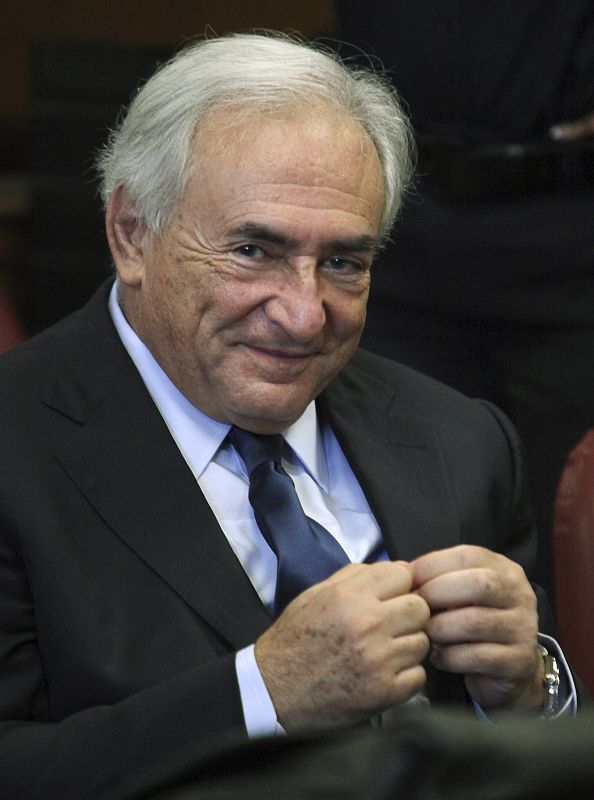 El exdirector del FMI sonríe durante su comparecencia ante el tribunal.