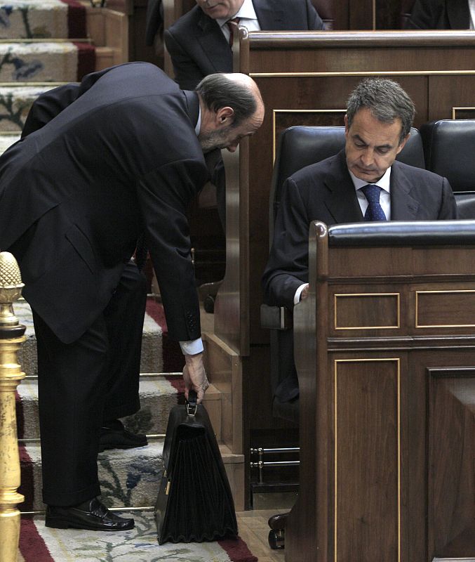 El ministro del Interior, Alfredo Pérez Rubalcaba, sujeta la cartera del presidente del Gobierno
