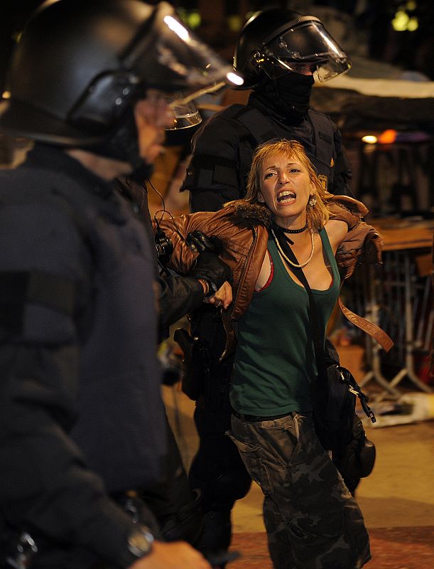 La policía desaloja a una 'indignada' en su ultimátum para desmantelar el campamento de la Plaza de Cataluña