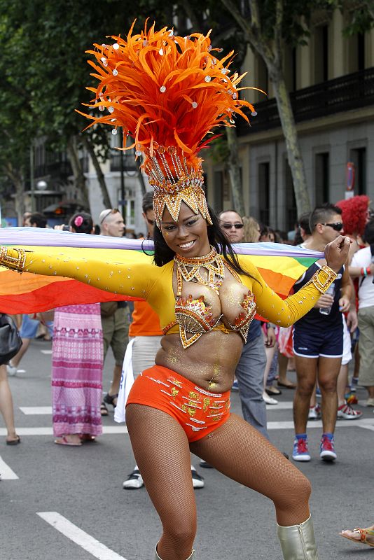 MILES DE PERSONAS Y 35 CARROZAS COLAPSARÁN MADRID EN LA MARCHA DEL ORGULLO