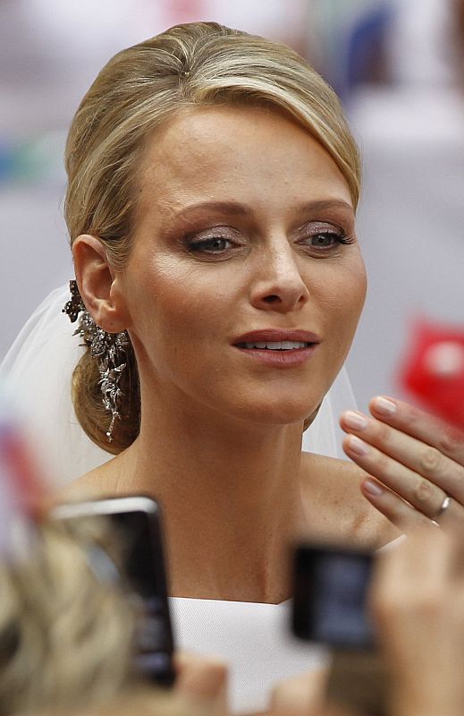 La princesa Charlene enseña su anillo de casada