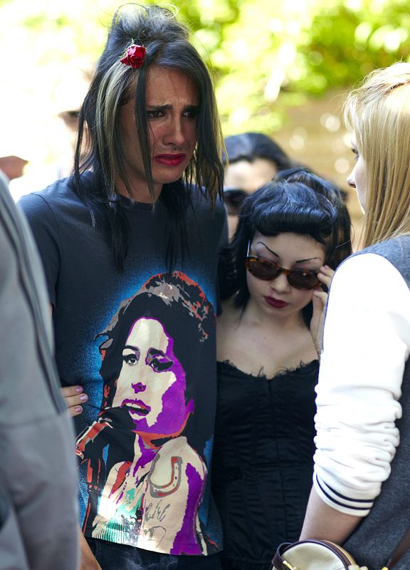 Muchos fans de Amy Winehouse se han acercado al domicilio de la cantante para homenajear a la que fue considerada como la nueva diva del soul. Aún no se han desvelado las causas de su fallecimiento.