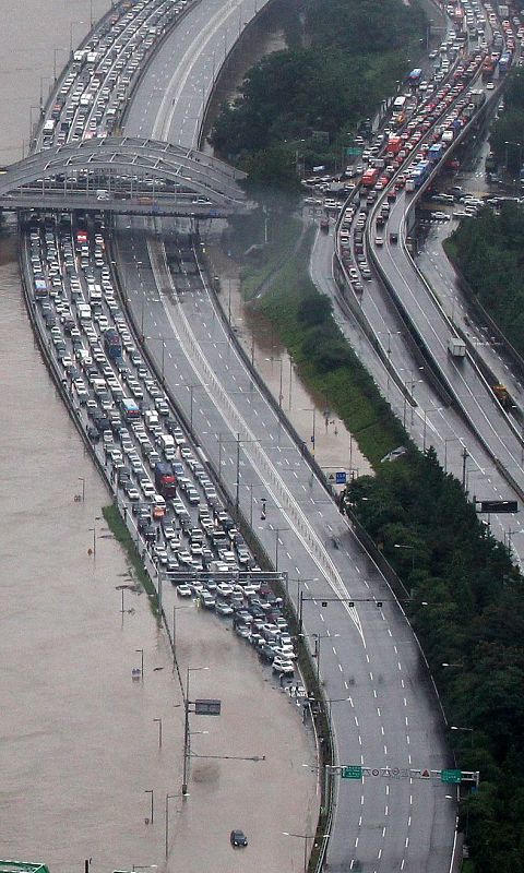 Autopista inundada en Seúl