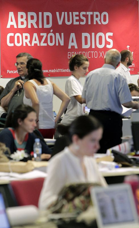Numerosos voluntarios trabajan en el centro de coordinación de la Jornada Mundial de la Juventud
