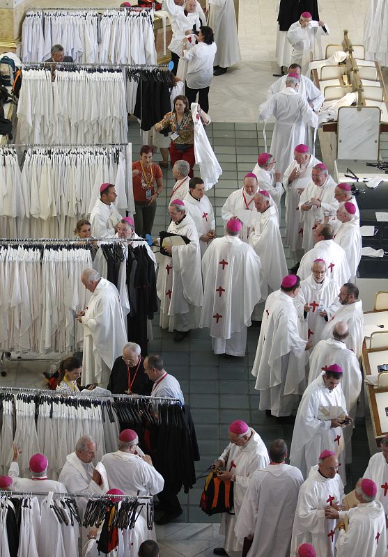 Los sacerdotes se preparan en el interior del Ayuntamiento de Madrid