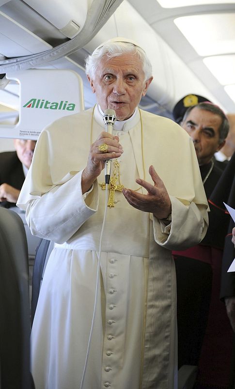 El papa Benedicto XVI se dirige a los periodistas que le acompañan en su viaje a Madrid