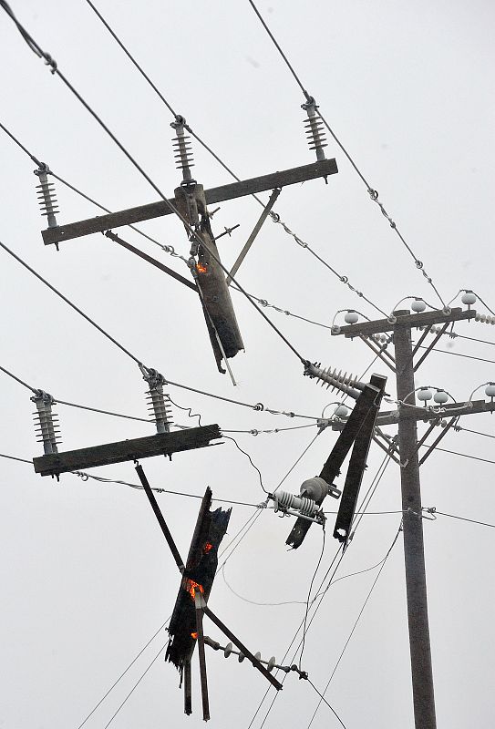 Línea eléctrica dañada por la llegada del huracán