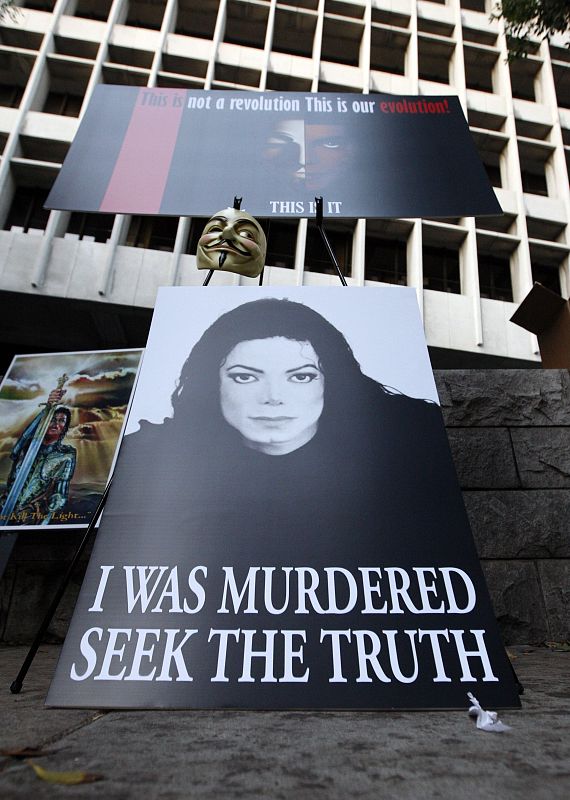 Una placa pide que se busque la "Verdad" en el juicio por la muerte de MIchael Jackson