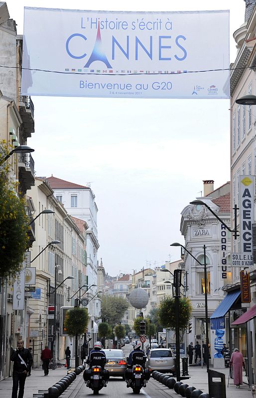 Agentes de policía patrullan en los preparativos a la cumbre del G-20 en Cannes