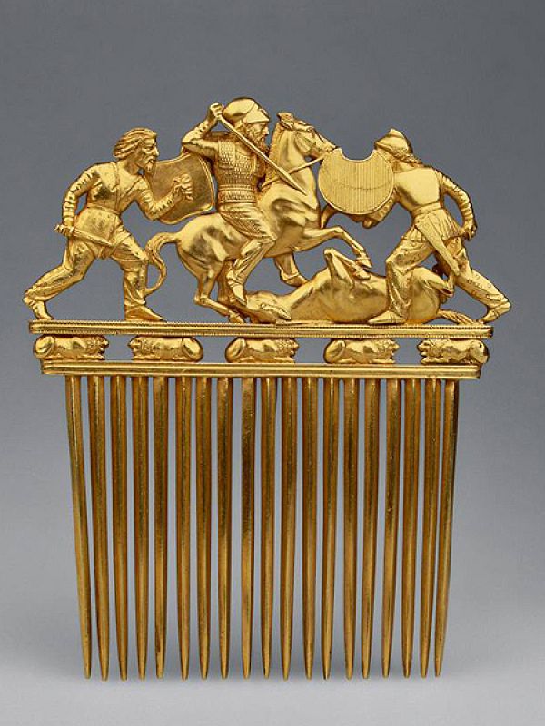 'Peine con escena de batalla Oro', 12,6 x 10,2 cm. Finales del siglo V. Norte del mar Negro, cuenca del río Dniéper. San Petersburgo, State Hermitage Museum