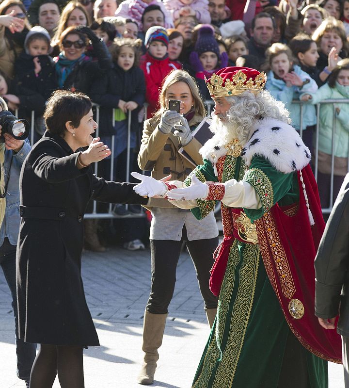 La alcaldesa de Gijón, Carmen Moriyón saluda al rey Melchor.