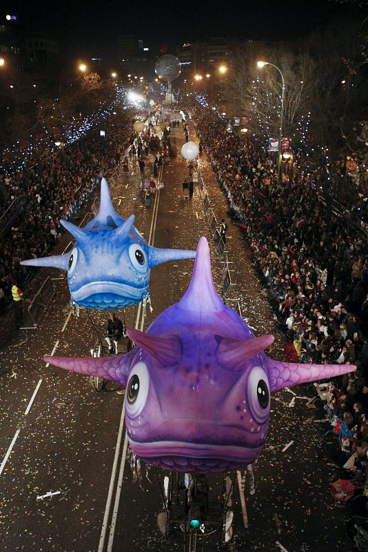 Diferentes figuras han desfilado por las calles de Madrid en la Cabalgata de los Reyes Magos.