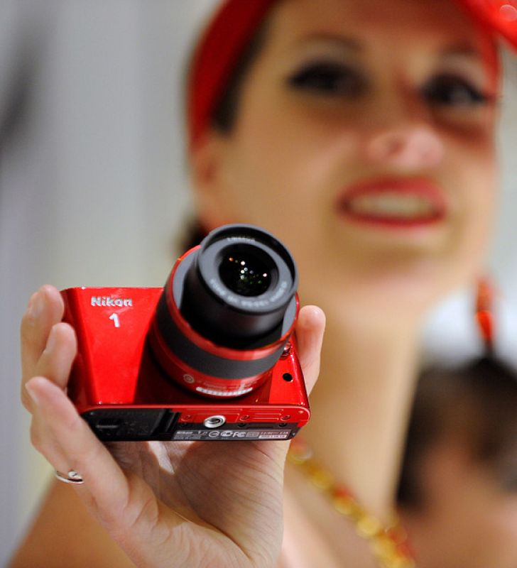 Una modelo sostiene una Nikon 1, uno de los últimos modelos de cámaras presentados por Nikon, que ha sacado al mercado una gama con grandes mejoras respecto a las cámaras anteriores
