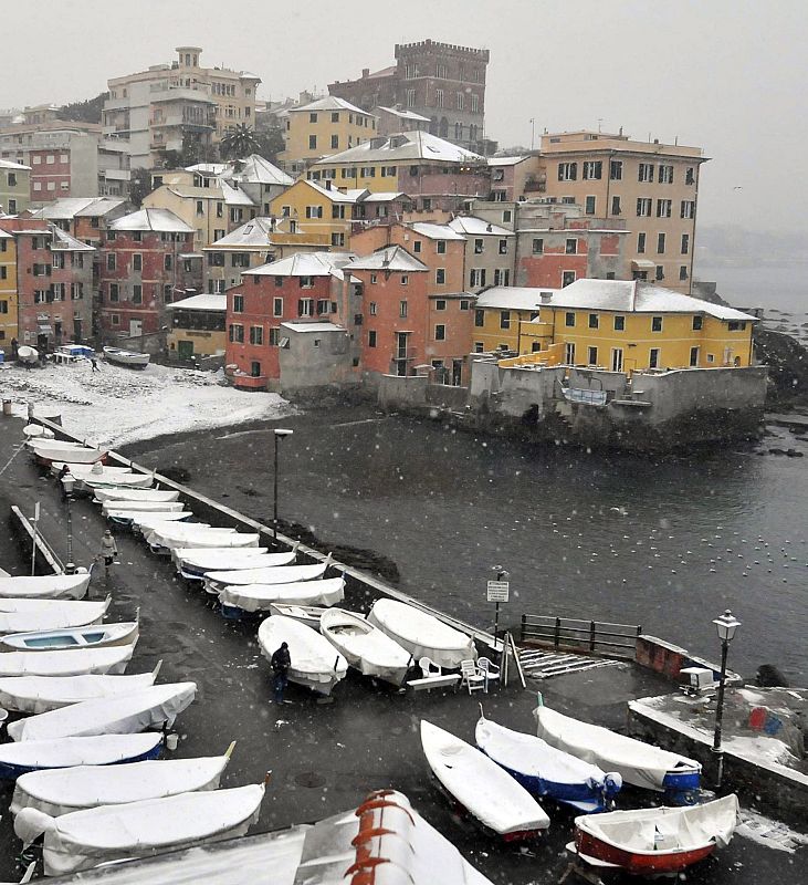 LA NIEVE CUBRE DE BLANCO EL BARRIO DE PESCADORES DE BOCADASSE, EN GÉNOVA