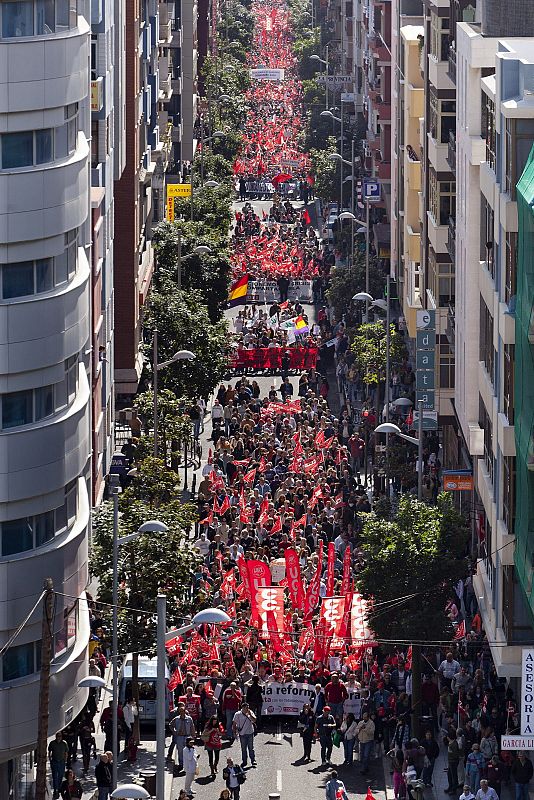 MILES DE PERSONAS SE MANIFIESTAN EN LAS PALMAS DE GRAN CANARIA CONVOCADOS POR LAS CENTRALES SINDICALES Y EN PROTESTA POR LA REFORMA LABORAL