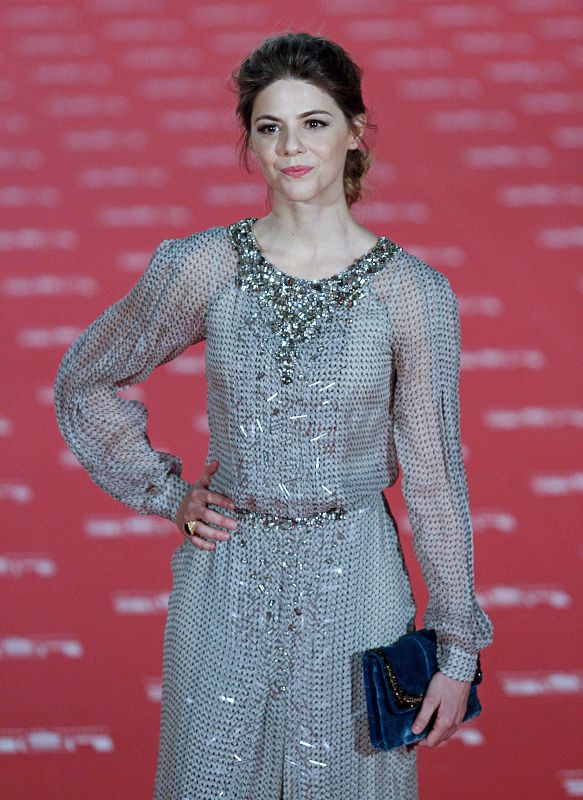 La actriz Manuela Velasco, con un elegante vestido con pedrería de Carolina Herrera.