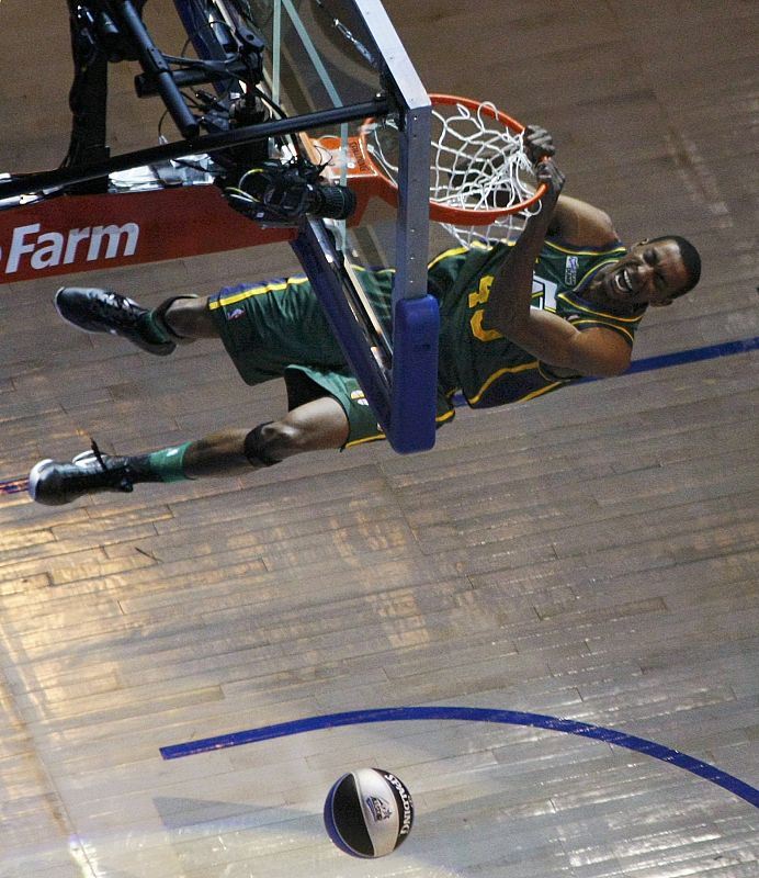 Utah Jazz Evans celerbates during the slam dunk contest during the NBA All-Star weekend in Orlando