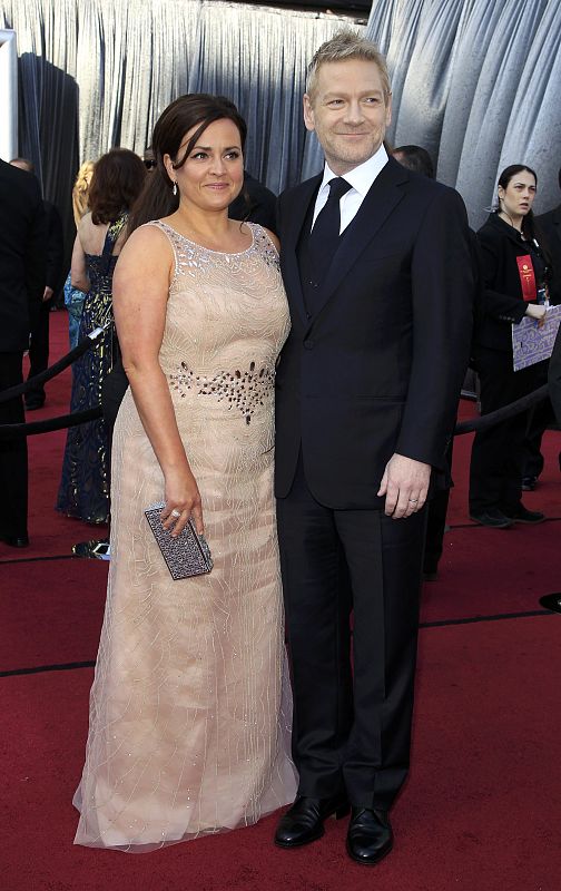 Kenneth Branagh, nominado a mejor actor de reparto 16 años después,  vestía un esmoquin y con el pelo algo encrespado. Un look muy moderno para este veterano del cine.