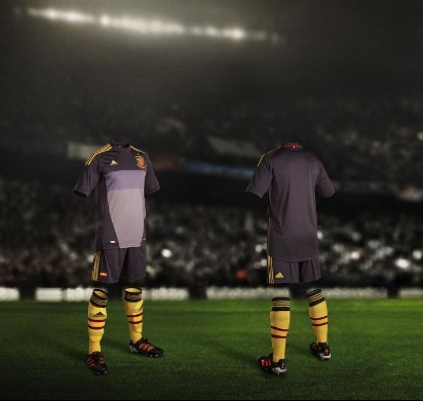 Los colores del portero son negros en esta segunda equipación novedosa.