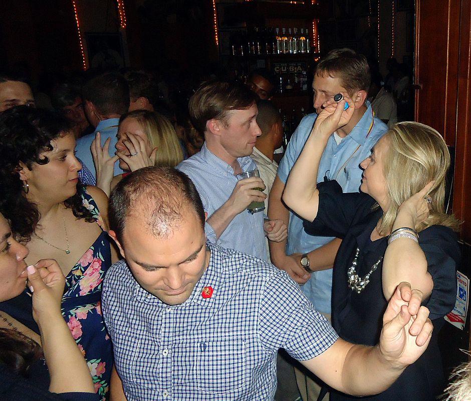 Hillary Clinton baila en el Café Havana